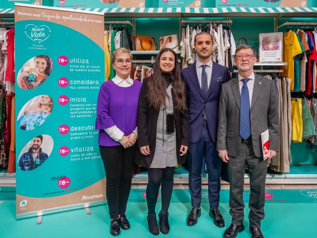 El hipermercado Alcampo del Parque Corredor incorpora un nuevo córner de ropa de segunda mano en colaboración con Moda-Re, iniciativa social promovida por Cáritas 
