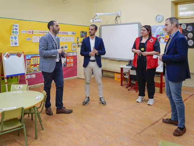 El alcalde, Alejandro Navarro Prieto, acompañado por el concejal de Bienestar, Educación e Inmigración, Rubén Martínez, por la presidenta de la Asamblea Comarcal Corredor del Henares Sur de Cruz Roja, Cristina Aguilar y el director técnico de Cruz Roja Corredor del Henares Sur, David Martín