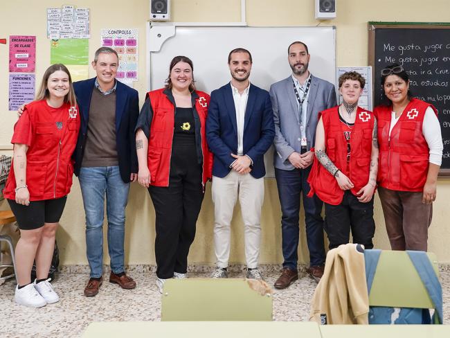 El alcalde, Alejandro Navarro Prieto, acompañado por el concejal de Bienestar, Educación e Inmigración, Rubén Martínez, por la presidenta de la Asamblea Comarcal Corredor del Henares Sur de Cruz Roja, Cristina Aguilar, el director técnico de Cruz Roja Corredor del Henares Sur, David Martín, y otros representantes de Cruz Roja 