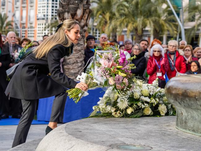 La diputada torrejonera en la Asamblea de Madrid, Ainhoa García, realizando la ofrenda