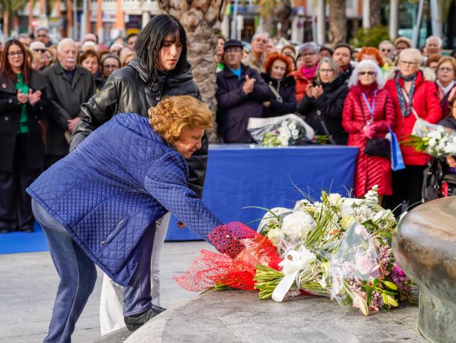 Familiares de las víctimas de los atentados  de Torrejón de Ardoz en la ofrenda