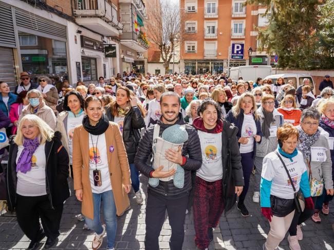 El alcalde, Alejandro Navarro Prieto, participando en la Marcha por la Igualdad, con su hija Jimena y las concejalas de Gobierno