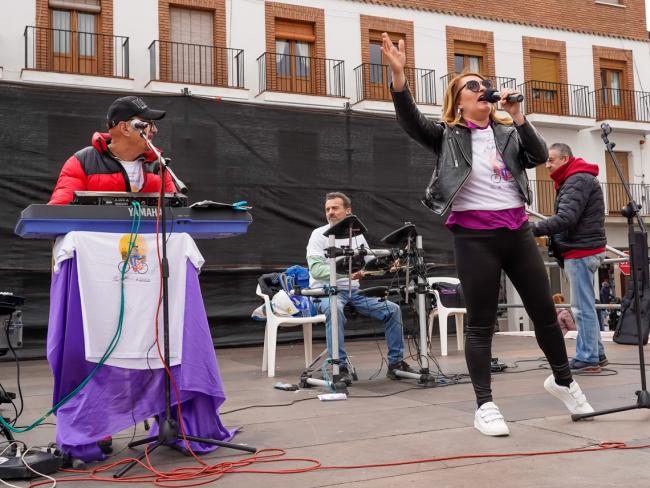Uno de los momentos del concierto del grupo Cover Radio que tuvo lugar al finalizar la Marcha por la Igualdad 