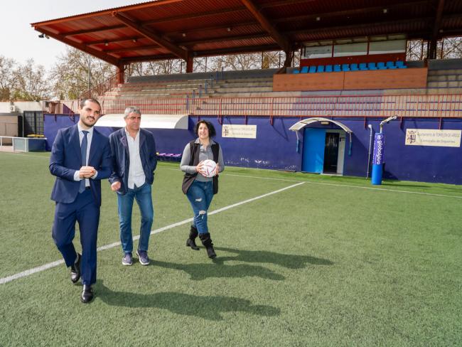El alcalde, Alejandro Navarro Prieto, la concejala de Turismo, Miriam Gutiérrez, y Manolo Sanchís, exjugador del Real Madrid y de la selección española, organizador del torneo