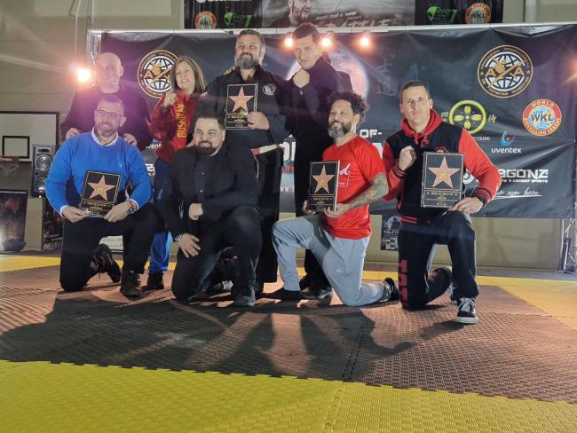 Fermín de José Bernabé, a la derecha, con la estrella concedida en el Paseo de la Fama de la Batalla de Toledo por su gran trayectoria en el mundo de las artes marciales