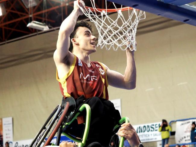 Samuel Pariente cortando la red de la canasta después de proclamarse campeón de la Copa BSR España