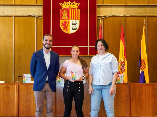 El alcalde, Alejandro Navarro Prieto, y la concejala de Turismo, Miriam Gutiérrez con Carlota Luján