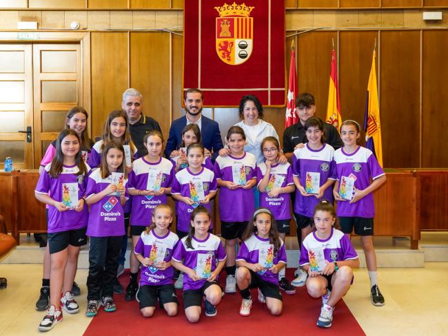El alcalde, Alejandro Navarro Prieto, y la concejala de Turismo, Miriam Gutiérrez con el equipo benjamín femenino del Torrejón Sala 