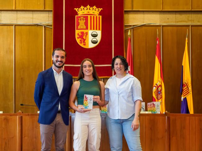 El alcalde, Alejandro Navarro Prieto, y la concejala de Turismo, Miriam Gutiérrez con María Rollón