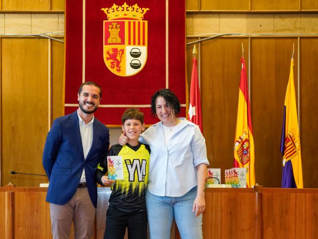 El alcalde, Alejandro Navarro Prieto, y la concejala de Turismo, Miriam Gutiérrez con Abel Ramila 