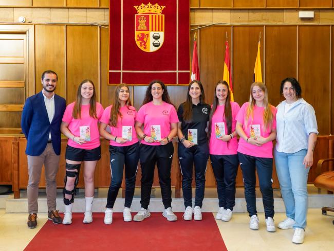 El alcalde, Alejandro Navarro Prieto, y la concejala de Turismo, Miriam Gutiérrez con las integrantes del Club Balonmano Torrejón