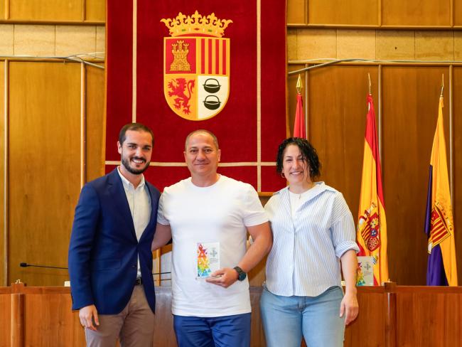 El alcalde, Alejandro Navarro Prieto, y la concejala de Turismo, Miriam Gutiérrez con José Luis Martín, padre de Carlos Martín, que recogió el premio en su nombre