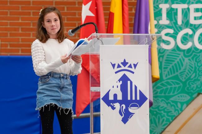 Una alumna leyendo su poesía