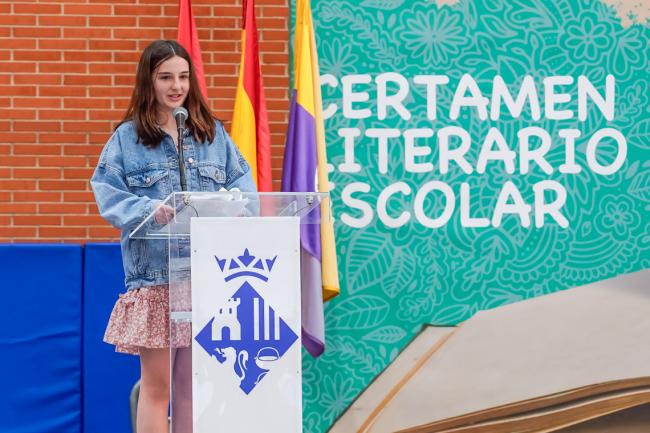 Una alumna leyendo su relato
