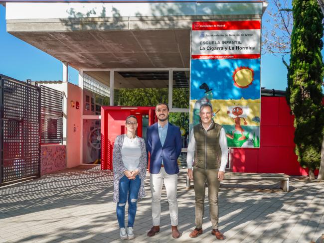 El alcalde, Alejandro Navarro Prieto, el concejal de Bienestar, Educación e Inmigración, Rubén Martínez, y la directora del centro educativo, Vanesa Jiménez Hidalgo en la Escuela Infantil La Cigarra y la Hormiga