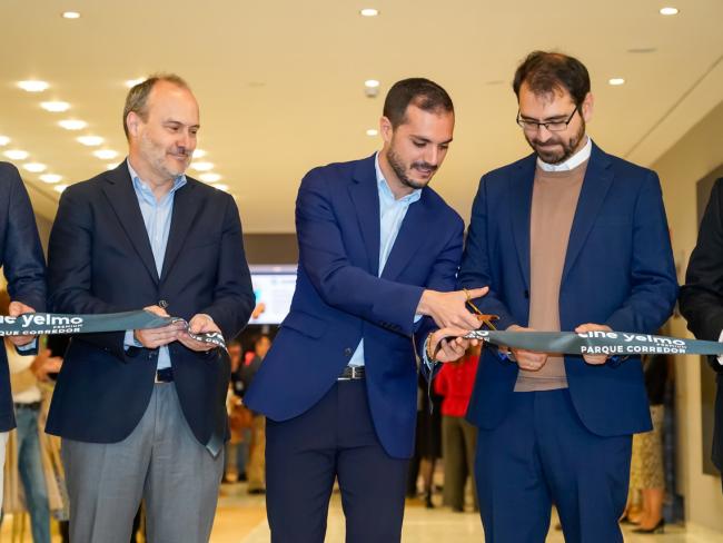 El alcalde, Alejandro Navarro Prieto, cortando la cinta en el acto de inauguración