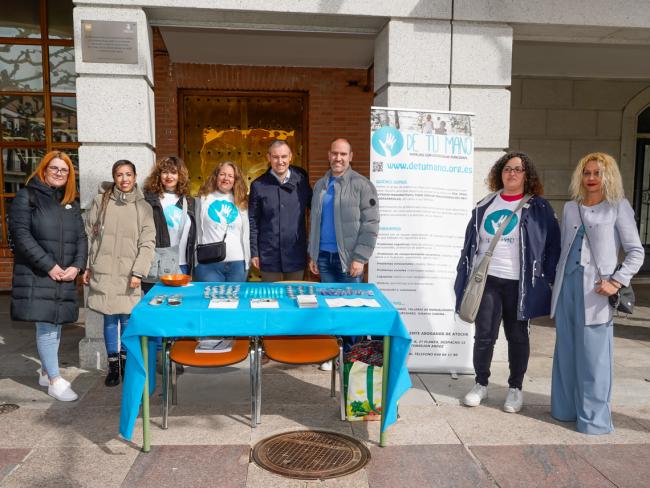 El concejal de Bienestar, Educación e Inmigración, Rubén Martínez, visitando la mesa informativa juntos a los componentes de la Asociación De Tu Mano