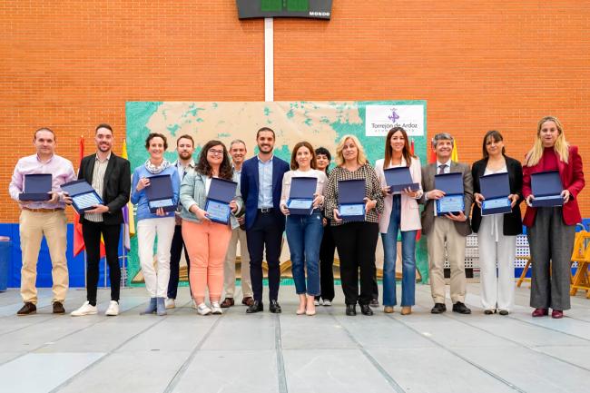 El alcalde, Alejandro Navarro Prieto, el concejal de Urbanismo, Vivienda y Juventud, Víctor Miranda, y el edil de Educación, Bienestar e Inmigración, Rubén Martínez, junto a los directores de los centros educativos torrejoneros