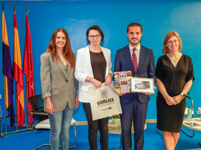 El alcalde, Alejandro Navarro Prieto y la edil de Igualdad y Festejos, Mª Eugenia Gil Blázquez