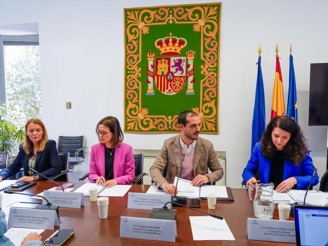Alejandro Navarro Prieto, alcalde de Torrejón y presidente de la Comisión de Deportes de la Federación Española de Municipios y Provincias, presidiendo la reunión de trabajo