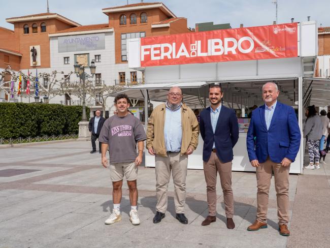 El alcalde, Alejandro Navarro Prieto, el concejal de Cultura, José Antonio Moreno, el vicepresidente de la Asociación de Libreros Cervantes, Augusto Mateos durante la inauguración de la Feria del Libro de Ocasión