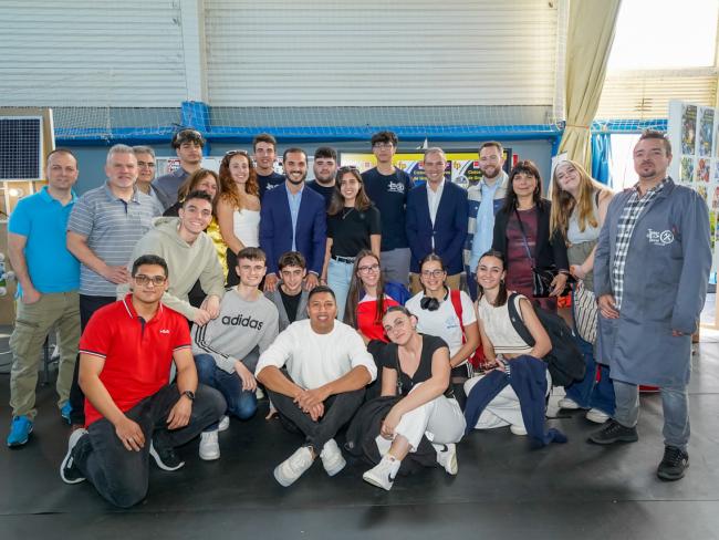 El alcalde, Alejandro Navarro Prieto, el concejal de Bienestar, Educación e Inmigración, Rubén Martínez, y el concejal de Urbanismo, Vivienda y Juventud, Víctor Miranda, con los jóvenes alumnos y profesores del Isaac Peral