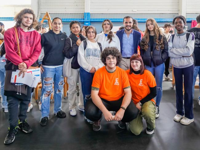 El alcalde, Alejandro Navarro, con algunos de los alumnos del IES León Felipe