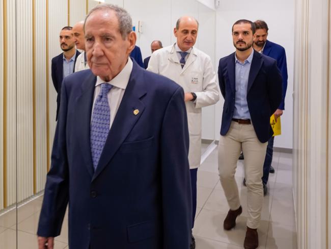 El alcalde, Alejandro Navarro, visitó las instalaciones de la Clínica Doctor Hermoso junto a Casto Hermoso, su fundador y su hijo, el doctor, Javier Hermoso, actual director