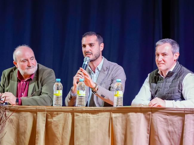 El alcalde, Alejandro Navarro Prieto, acompañado por el director, Tomás Martín Rodríguez, y el concejal de Educación, Bienestar e Inmigración, Rubén Martínez