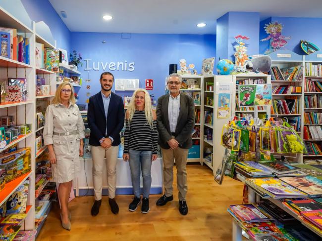 El alcalde, Alejandro Navarro Prieto visitando la librería Iuvenis,, junto a su gerente, María Esther Asin Martin, y dos de sus trabajadores