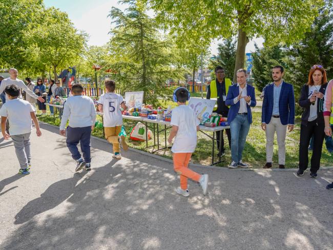 El CEIP La Zarzuela celebró una carrera solidaria entre sus alumnos a beneficio de la ONG “Cien por cien vida”