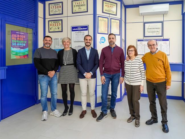 El alcalde, Alejandro Navarro Prieto, visitando el establecimiento, junto a su gerente, Ignacio Serna Francia y sus trabajadores