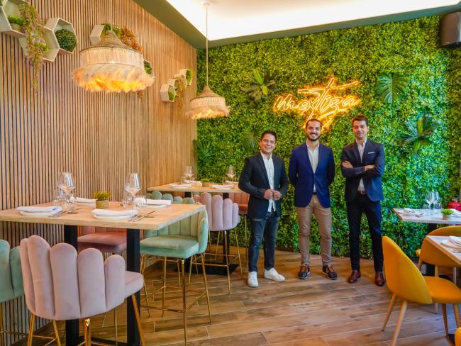 El alcalde, Alejandro Navarro Prieto visitando Mextiza, junto a sus gerentes, Ignacio Ramos y Roberto Jiménez