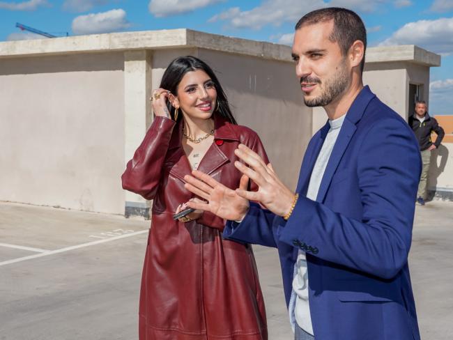El alcalde, Alejandro Navarro Prieto, junto a Naiara en la grabación de su primer videoclip 