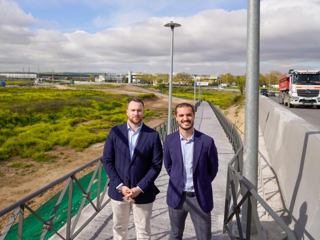 El alcalde, Alejandro Navarro Prieto, y el concejal de Urbanismo, Vivienda y Juventud, Víctor Miranda Lozano, han presentado y recorrido el nuevo acceso peatonal