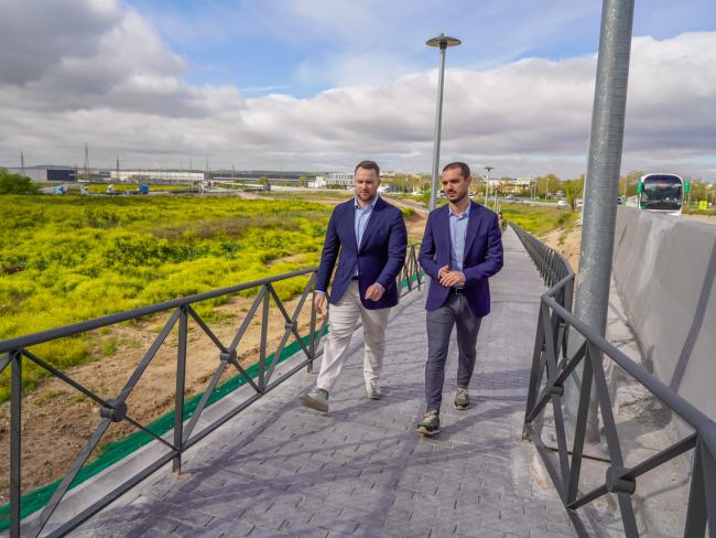 El alcalde, Alejandro Navarro Prieto, y el concejal de Urbanismo, Vivienda y Juventud, Víctor Miranda Lozano, han presentado y recorrido el nuevo acceso peatonal
