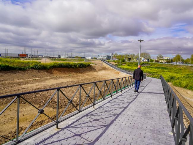Un amplio camino peatonal, totalmente acondicionado, comunica el Polígono Los Almendros y el casco urbano de Torrejón de Ardoz desde el barrio de Fresnos