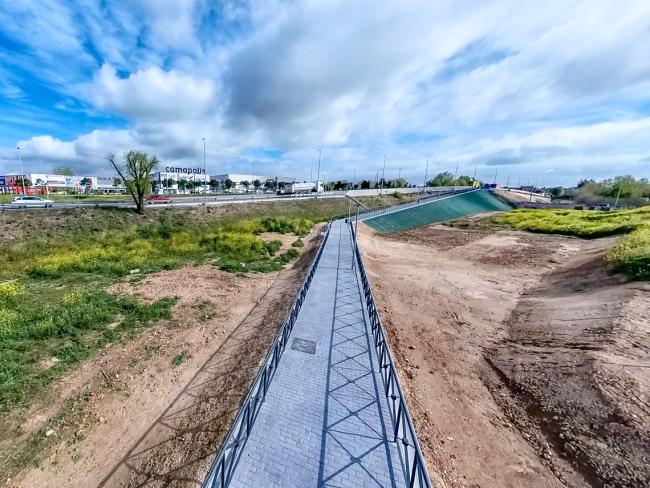 Un amplio camino peatonal, totalmente acondicionado, comunica el Polígono Los Almendros y el casco urbano de Torrejón de Ardoz desde el barrio de Fresnos