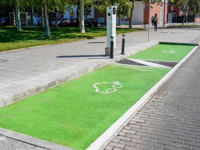 Uno de los puntos de carga doble para vehículos eléctricos de la ciudad