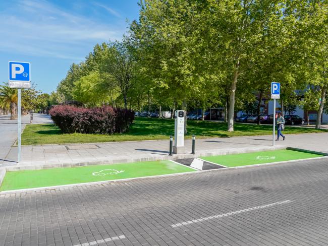 Uno de los puntos de carga doble para vehículos eléctricos de la ciudad