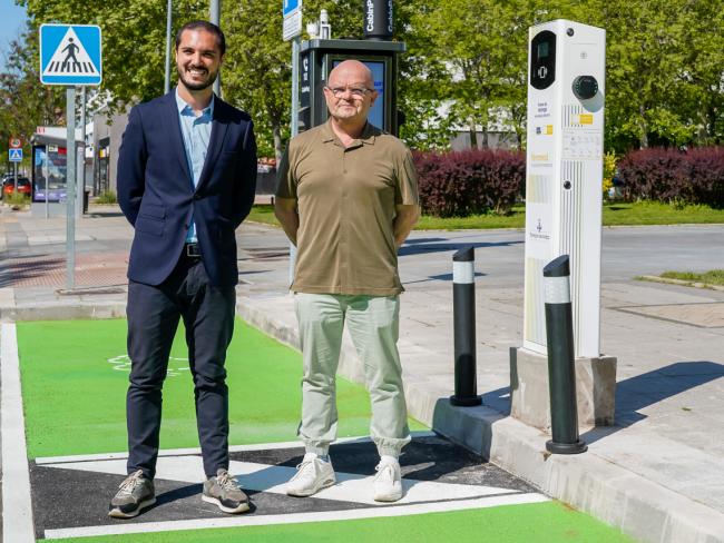 El alcalde, Alejandro Navarro Prieto, y el concejal de Obras, Limpieza Urbana, Administración y Contratación, Valeriano Díaz, presentado los puntos de recarga de vehículos eléctricos