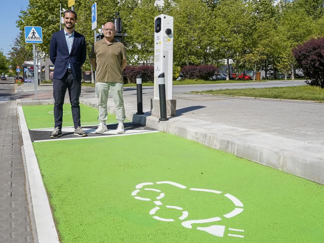 El alcalde, Alejandro Navarro Prieto, y el concejal de Obras, Limpieza Urbana, Administración y Contratación, Valeriano Díaz, presentado los puntos de recarga de vehículos eléctricos