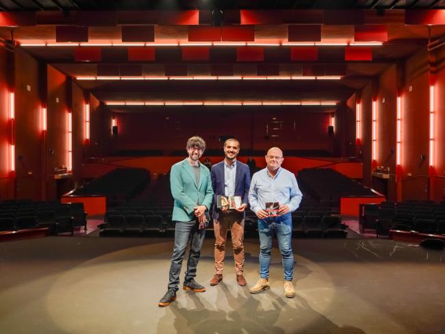 El alcalde, Alejandro Navarro Prieto, junto con el primer teniente de alcalde y responsable del Teatro Municipal, Valeriano Díaz, han presentado hoy la programación para este trimestre, acompañados por el actor y humorista, Luis Piedrahita