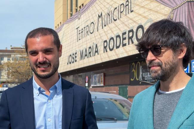Alejandro Navarro y Luis Piedrahita en el exterior del Teatro Municipal José Mª Rodero