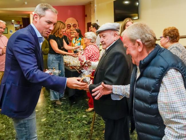 Momento del homenaje que se rindió con la entrega de dos ramos de flores, a las usuarias de edad más avanzada del servicio, Purificación Borrego que cumple 100 años el próximo mes de septiembre, y Teresa Álvarez, de 98 años