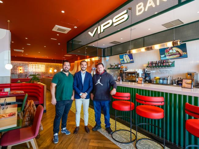 El alcalde, Alejandro Navarro Prieto visitando el VIPS de la avenida Constitución, junto a sus gerentes, Íñigo Zavala y César García