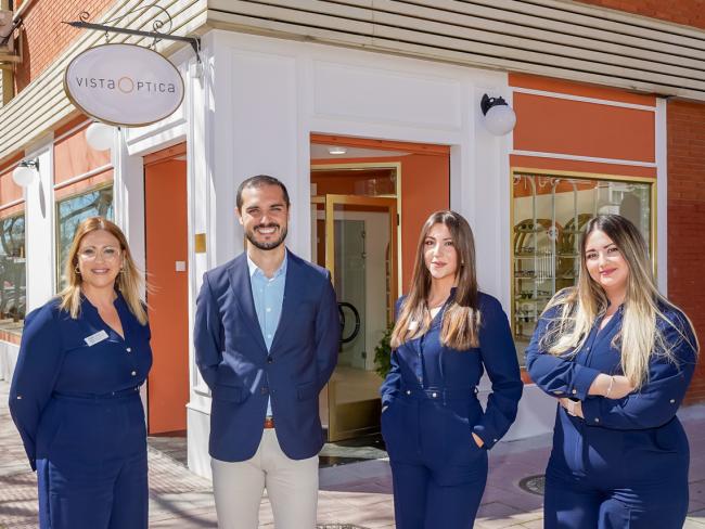 El alcalde, Alejandro Navarro Prieto, visitando “VistaÓptica”, junto a su gerente, Montserrat Damián Quintanar y dos de sus trabajadoras