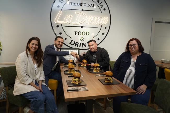 El alcalde, Alejandro Navarro Prieto, y la concejala de Igualdad y Festejos, María Eugenia Gil, con la hamburguesa “La Atrevida” y su creador, Ángel Solana