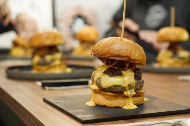 “La Atrevida”, la segunda mejor hamburguesa de España del concurso “Burger Combat”