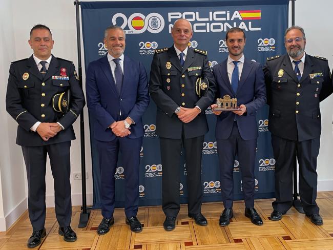 La Policía Nacional entrega un reconocimiento al alcalde, Alejandro Navarro Prieto, por la colaboración y apoyo a esta institución en su trabajo por la seguridad ciudadana de Torrejón de Ardoz